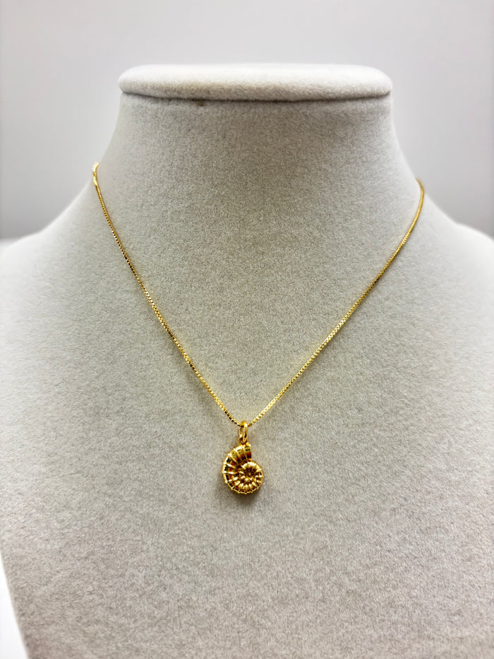 Adjustable Gold Chain W/Small Gold Seashell Necklace